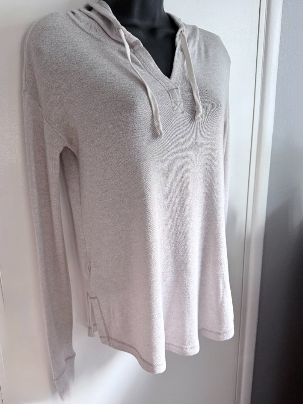 5/$10 -Hollister Gray Lightweight Hooded Long Sleeve T-Shirt Women's Size XS